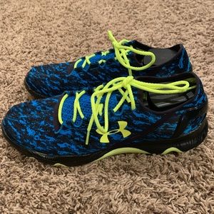 Like-new Men’s UA Speedform tennis shoes.
